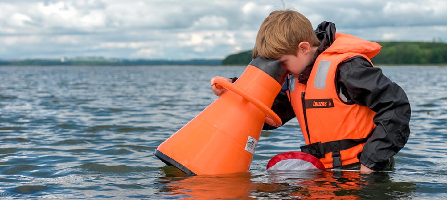 Activities in the water by Karpenhøj Nature Center in National Park Mols Bjerge