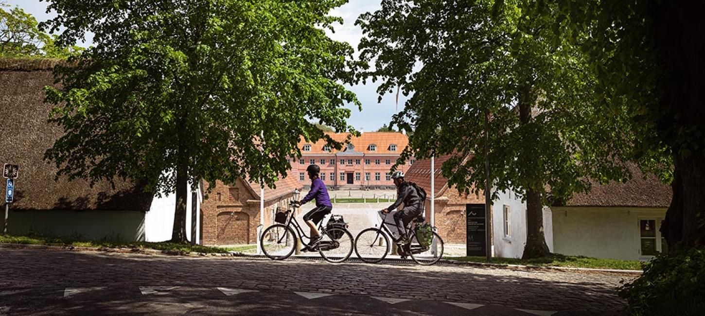 Par på cykel ved Moesgaard Museum i Aarhus